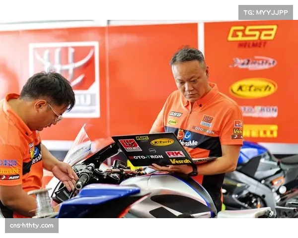 老将黄世钊赛车故障遗憾失冠,赛后拥抱队友肖进展现体育精神 老将黄世钊赛车故障遗憾失冠,赛后拥抱队友肖进展现体育精神